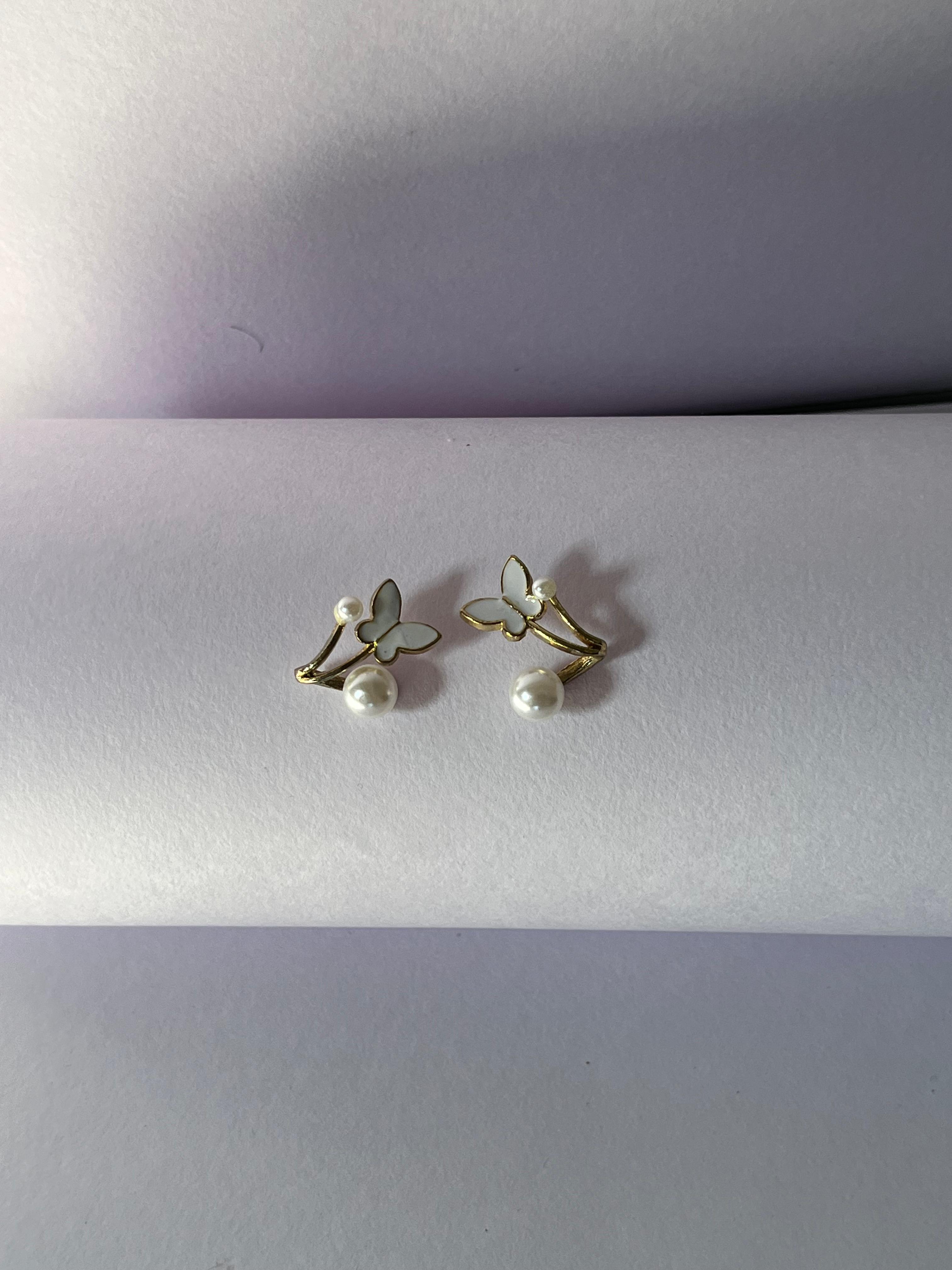 Elegant Pearl Curve Earrings