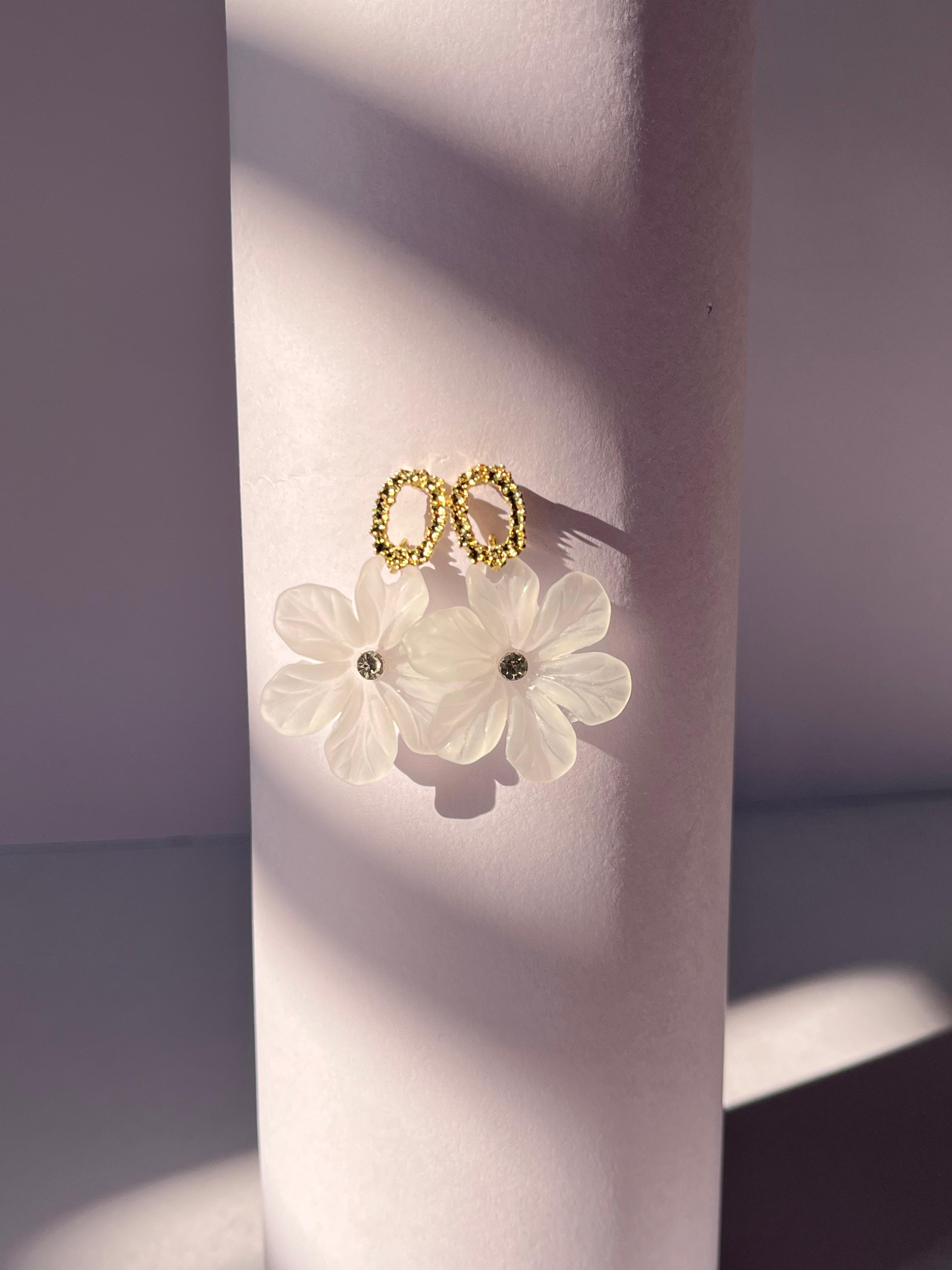 Snow Daisy Drop Earrings