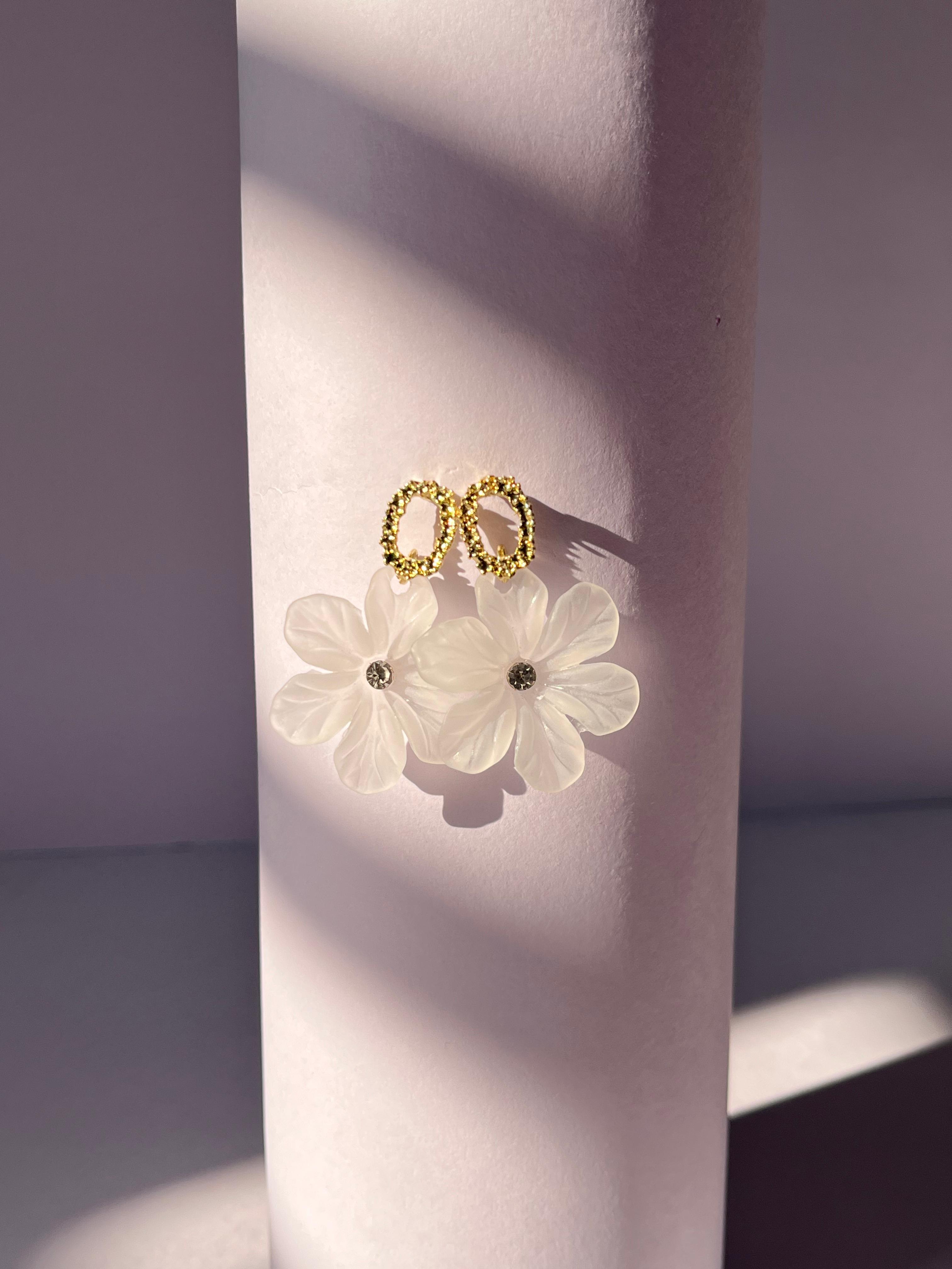 Snow Daisy Drop Earrings